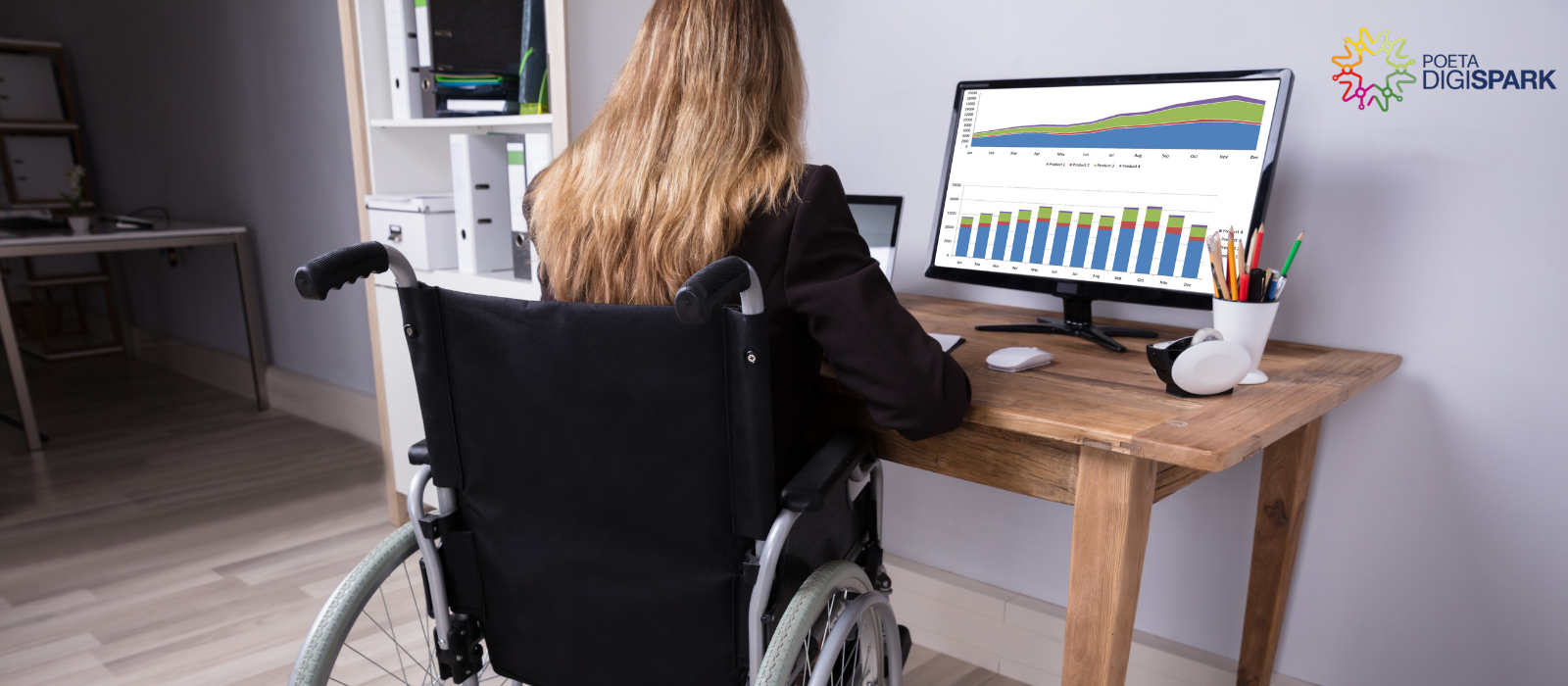 mujer en silla de ruedas frente al computador