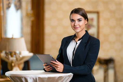 Es una imagen de una mujer como hostess, representando a la hospitalidad.